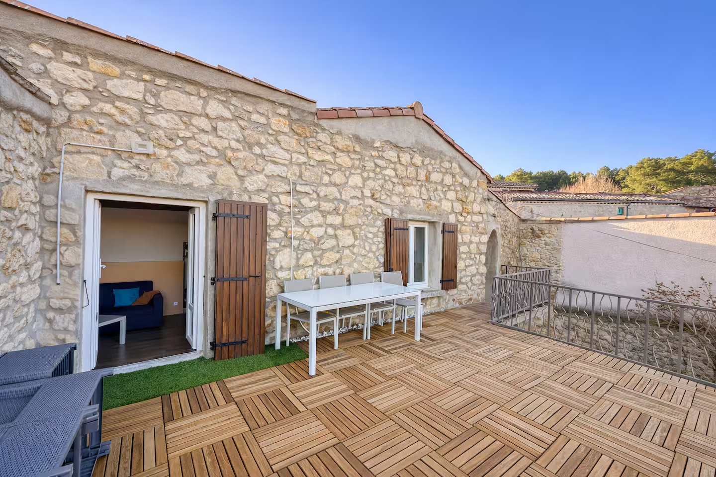 Grande terrasse privée en pierre de l'Appartement avec vue sur la vallée