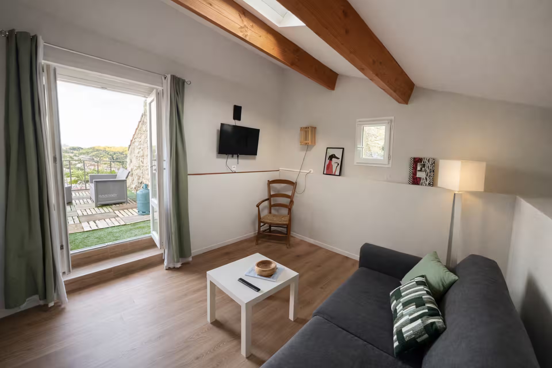 Salon lumineux de l'Appartement avec vue sur la vallée ouvert sur la terrasse
