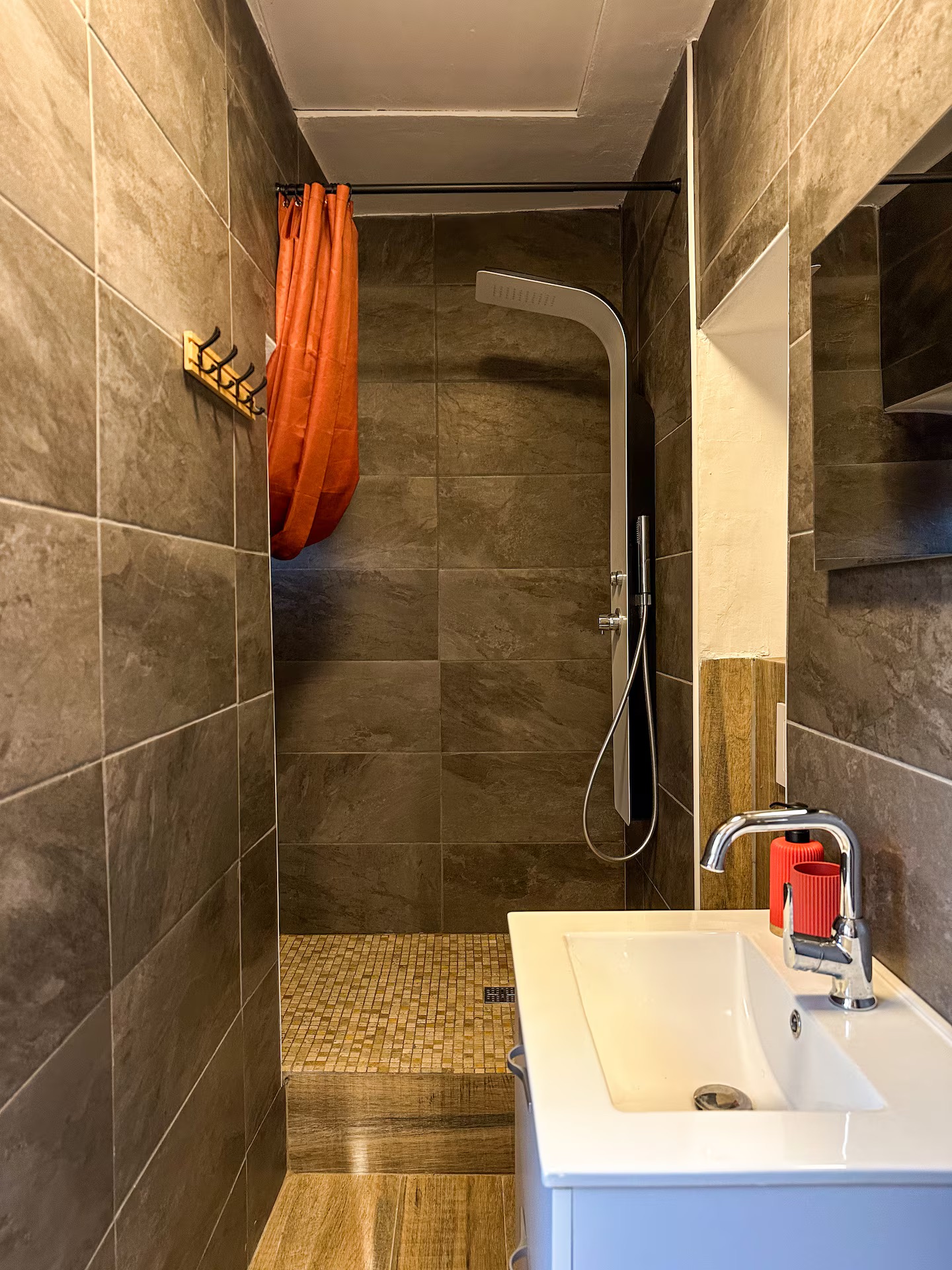 Salle de bain contemporaine de l'Appartement avec vue sur la vallée
