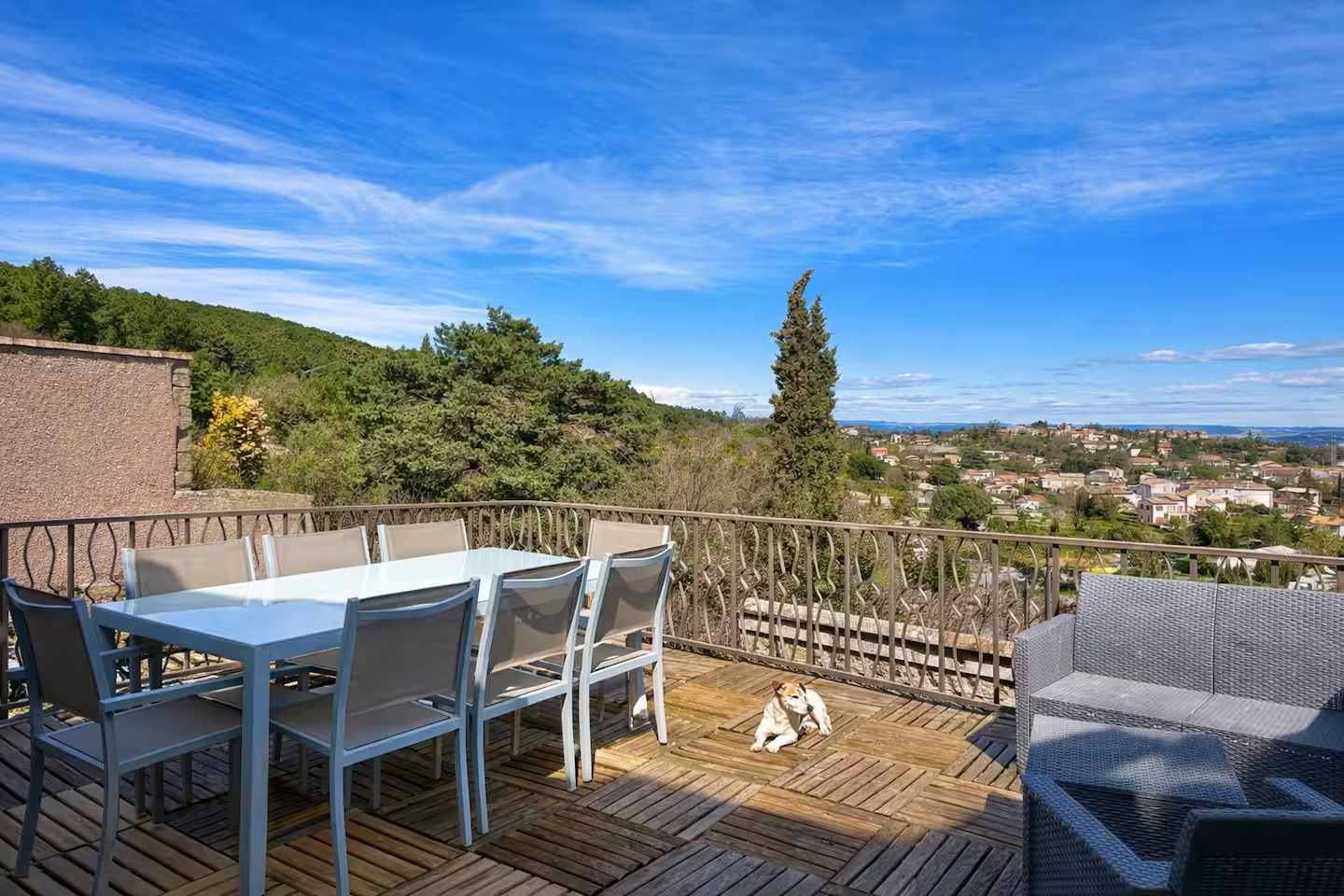 Espace repas sur la terrasse panoramique
