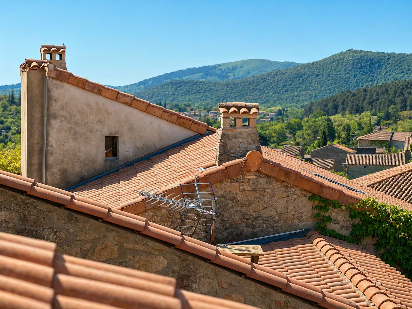 Vue sur les toits et les collines ardéchoises