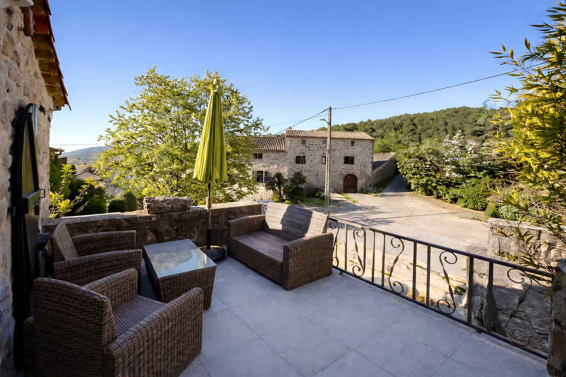 Terrasse privée du studio avec vue sur le hameau