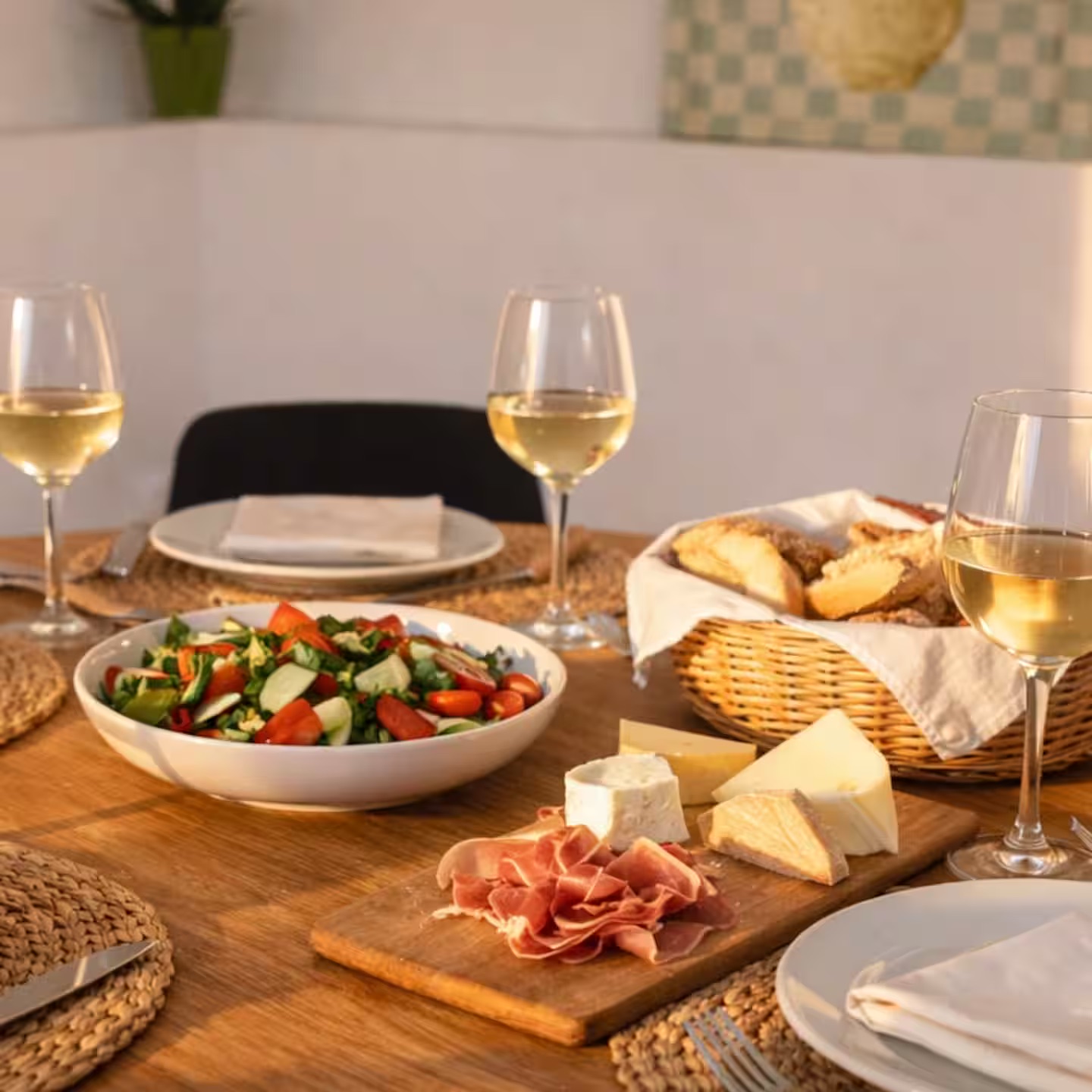 Table conviviale garnie de produits du terroir ardéchois