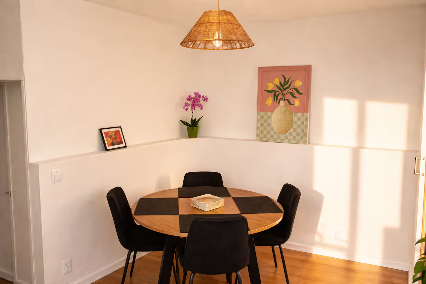 Salle à manger baignée de lumière